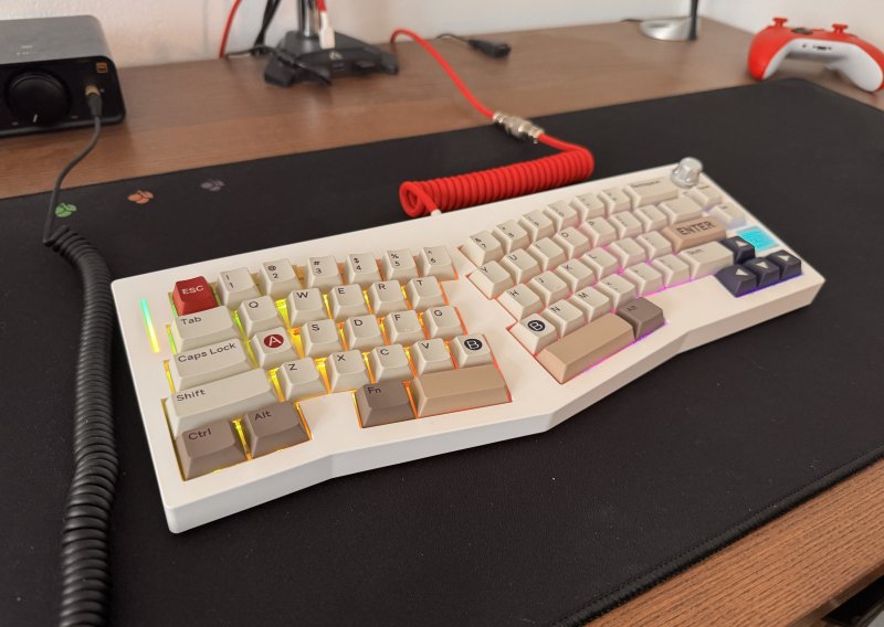 Ergonomska tipkovnica s mehaničkom dušom: Isprobali smo Epomaker Alice 66