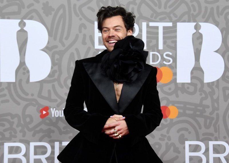 Bijeli dim i pop zvijezda: Harry Styles nenametljivo 'ukrao show' novom papi