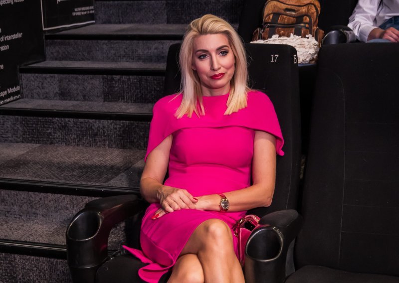 U centru pažnje: Fani Kerum ne odustaje od haljina luksuznog brenda, a cipele su posebna priča