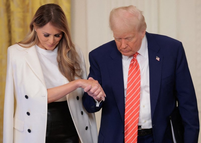 Melania Trump bijesno demantirala tvrdnje da se Trump okomio na Harvard zbog Barrona