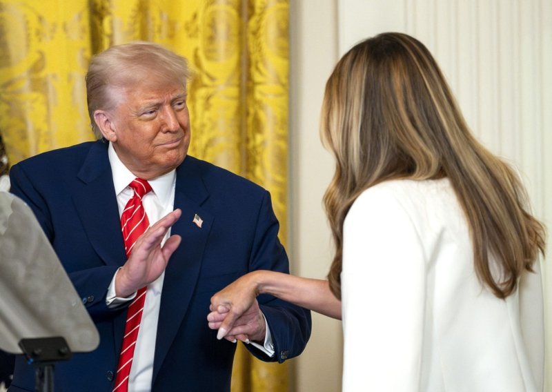 Poljupci i tragikomično držanje za ruke: Donald Trump i Melania u novim 'izljevima ljubavi'