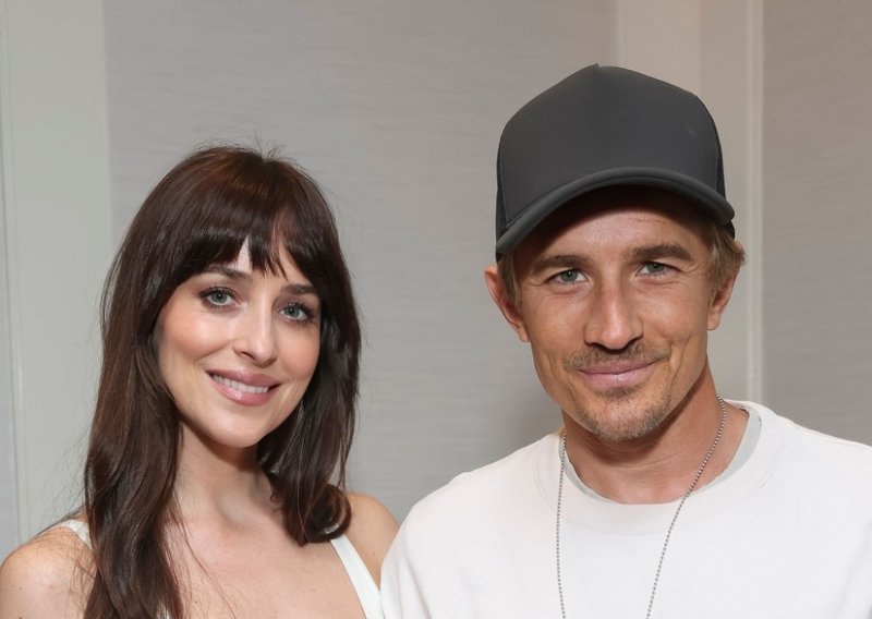 Dakota Johnson pokazala polubrata koji je rijetko u javnosti, a podršku su joj dale i polusestre