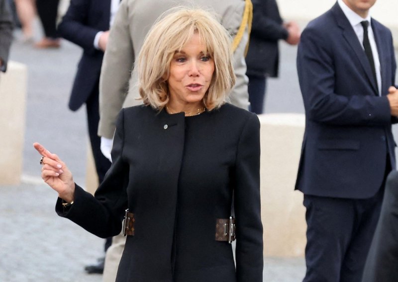 Brigitte Macron zna privući pažnju: Od visokih peta ne odustaje, ali zvijezda stajlinga je hit torba