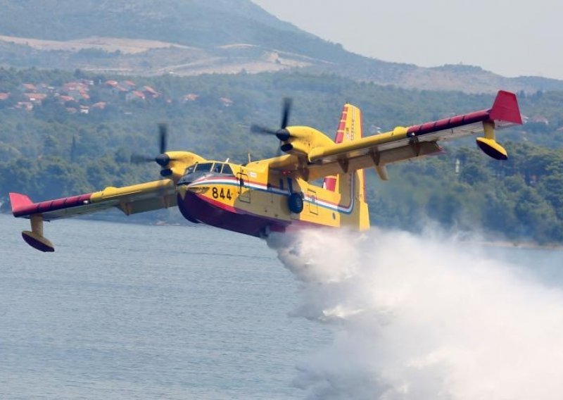 Kanaderi jutros gasili požare na Hvaru i kod Zrmanje