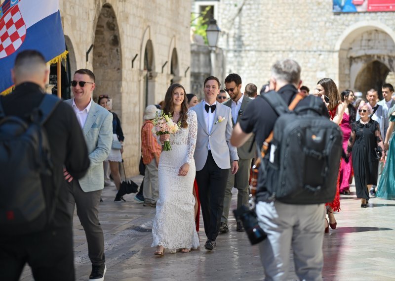 Stradun je pun kao šipak, a svu pažnju je ukrala mladenka u elegantnoj vjenčanici