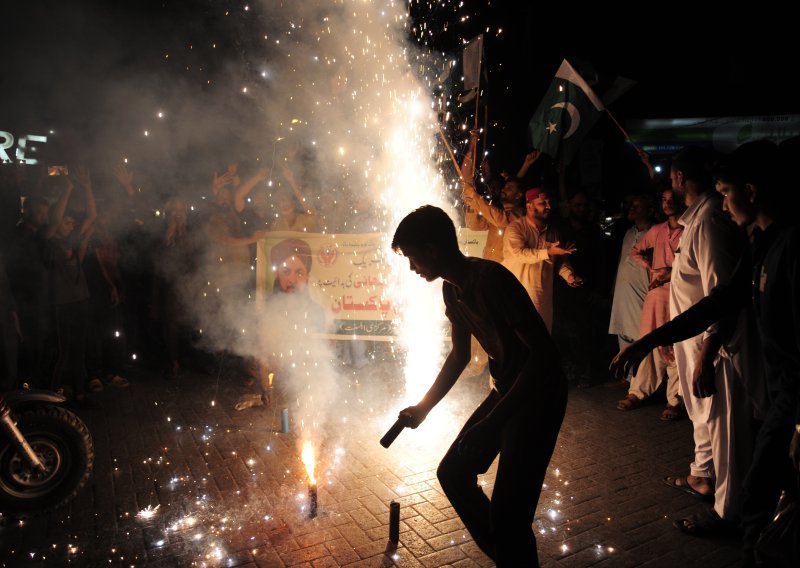 Indija: Pakistan krši primirje. Pakistan: Nije točno, mi slavimo. Indija ga krši