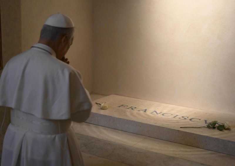 Papa Lav XIV. pomolio se na grobu pape Franje