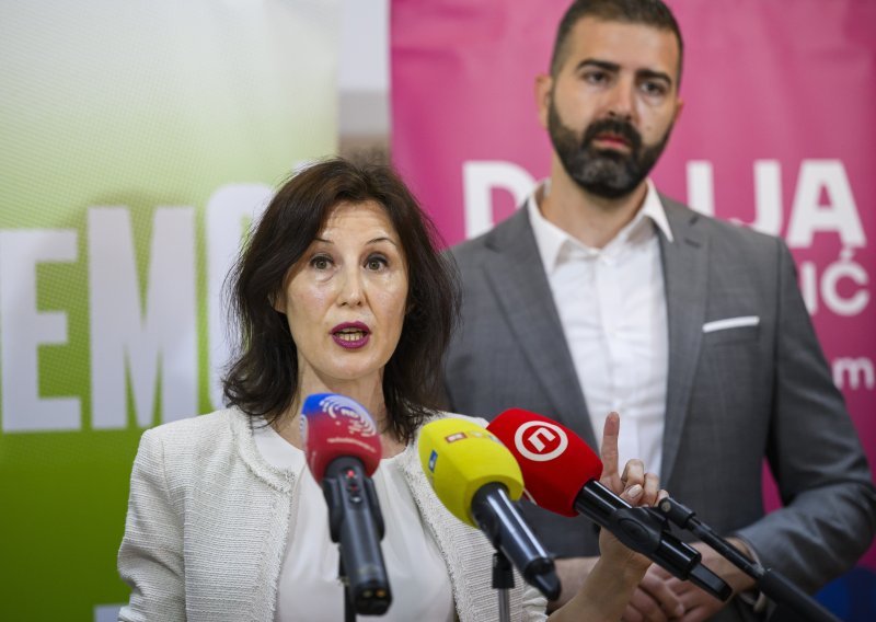 HDZ se ponosi 'plavom Hrvatskom', Orešković: 'Hrvatska se zaplavila zbog mreže korupcije'