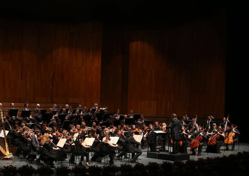 Zagrebačka filharmonija održala novogodišnji koncert u Mozartovom gradu