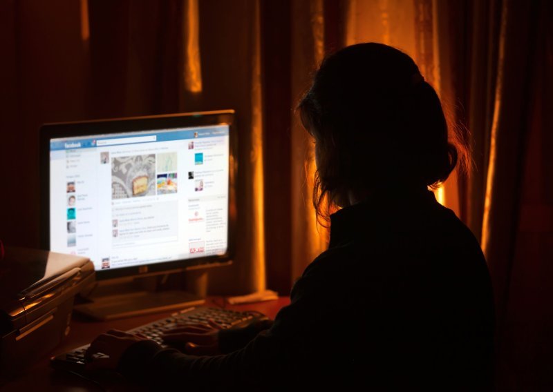 Mračni detalji iz knjige o Facebooku: Evo kakvim su reklamama ciljali tinejdžerice