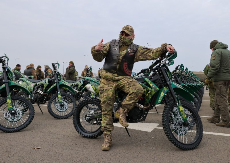 Ruski vojnici postali bajkeri - tenkove su zamijenili motorima: Golema kolona ide u napad