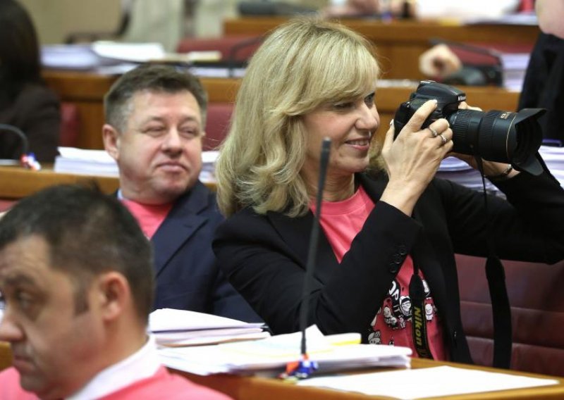 'Papa je rekao gay nije grijeh! Gospodo, katekizam u ruke!'