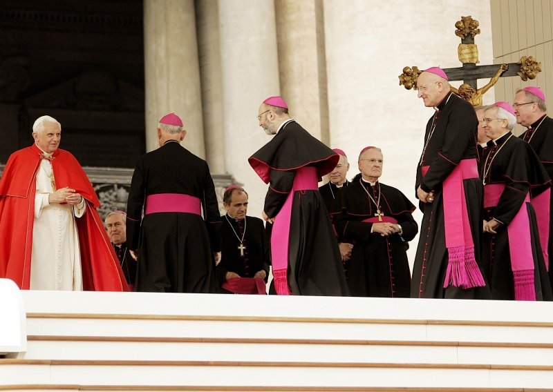'Iz Vatikana cure dokumenti koji štete Crkvi i Papi!'