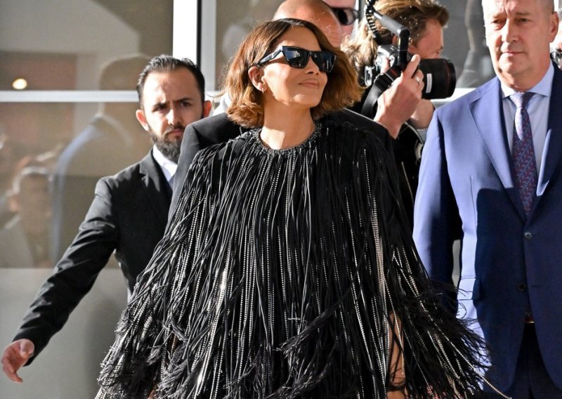 Kakvo izdanje: Halle Berry stigla u Cannes i izazvala pomutnju u resicama