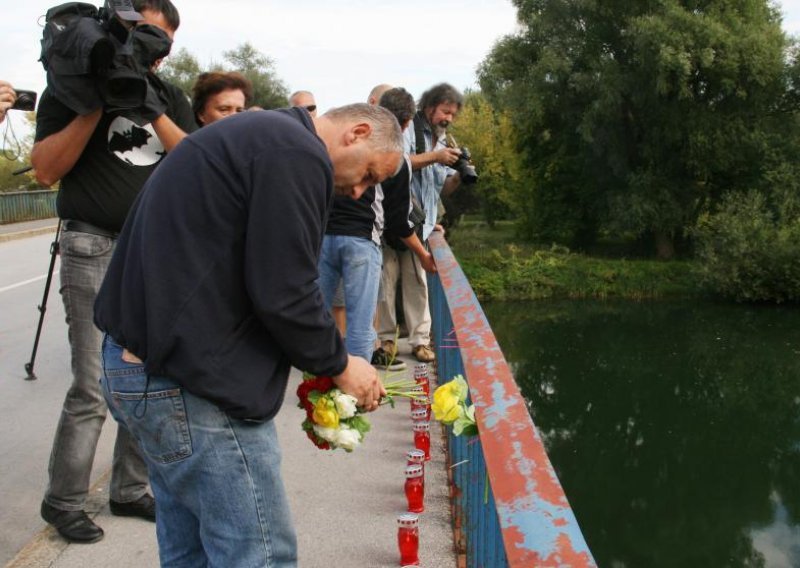 Potrgali cvijeće i uklonili svijeće za 13 ubijenih srpskih rezervista