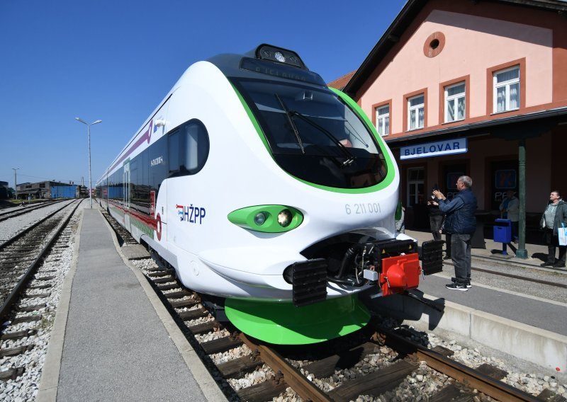 Vozili smo se prvim elektrobaterijskim vlakom: 'Danas je povijesni dan za hrvatsku željeznicu'