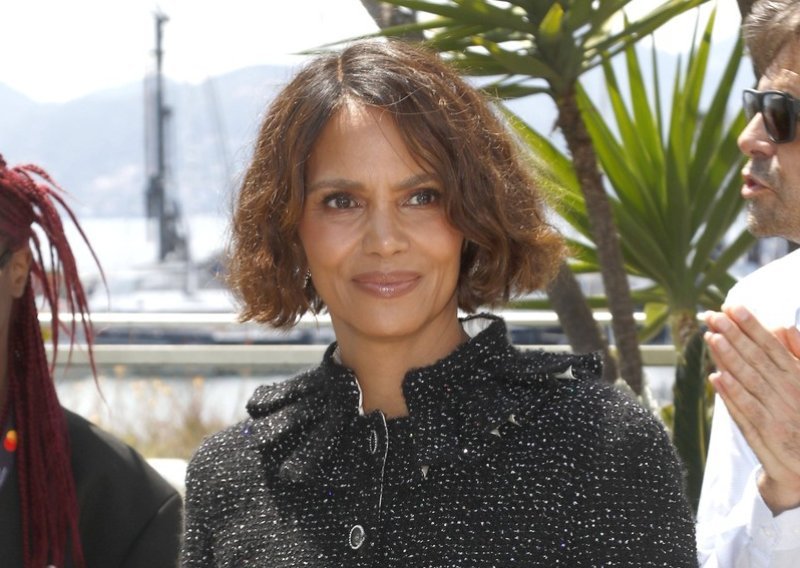 Halle Berry u Cannesu oduševila francuskim chicom, ali nije prošlo bez drame