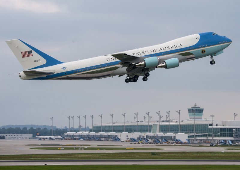 Trump u novoj aferi: Bilo bi 'glupo' odbiti ponudu Katara za avion