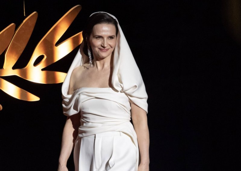 Oličenje elegancije: Francuska diva očarala u kompletu koji je bolji od haljine