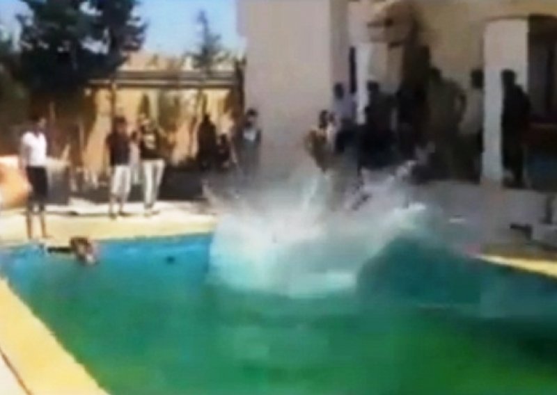 Islamisti guštaju u bazenu američke ambasade