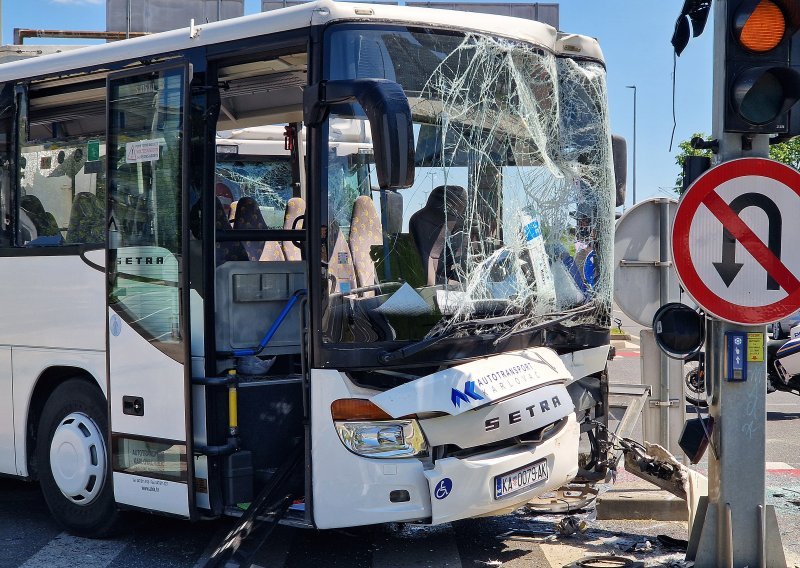 Krš i lom u središtu Karlovca: Sudarili se kamion i autobus, ima ozlijeđenih