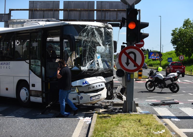 Policija o nesreći u Karlovcu; vozač autobusa prošao kroz crveno