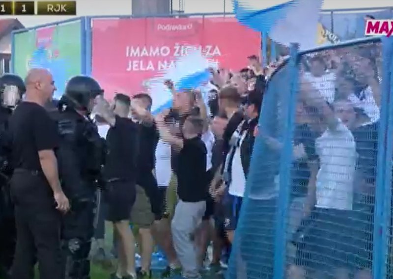 Prijetio je kaos! Armada je već srušila ogradu...
