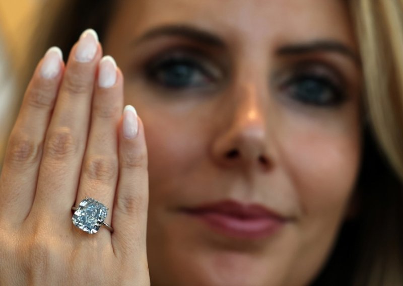 Plavi dijamant oborio rekord: Za dvije i pol minute prodan za 19,2 milijuna eura