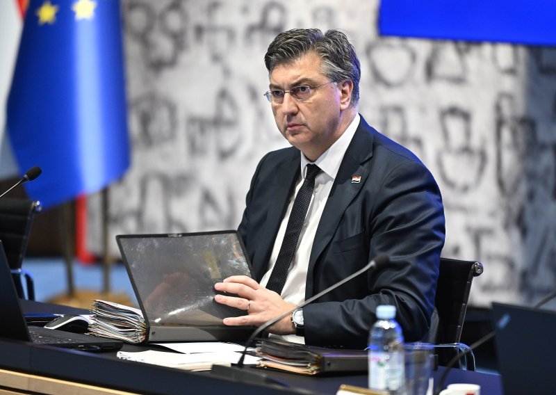 Iza zatvorenih vrata Vlade: Razriješen državni tajnik Josip Bilaver, donesene ključne odluke