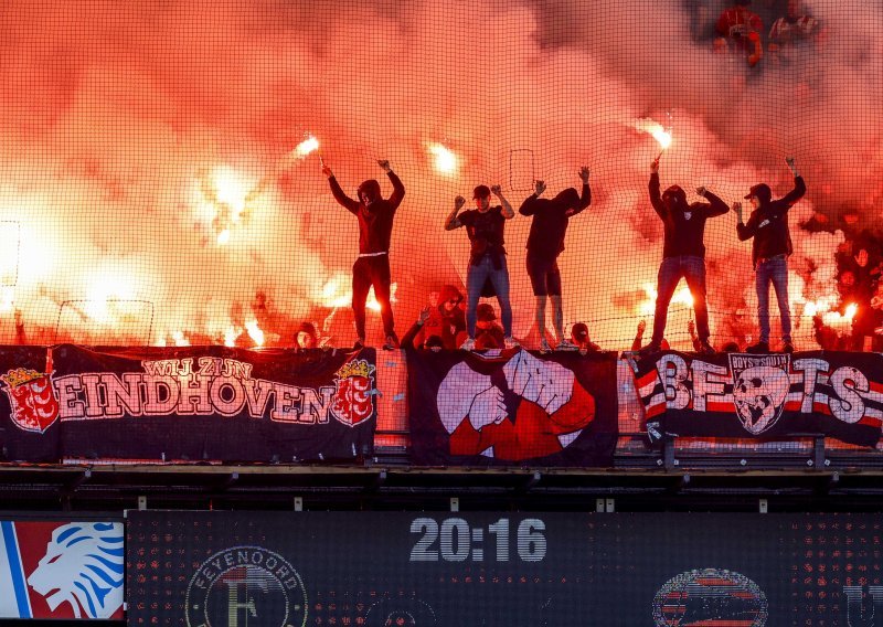 Nevjerojatne scene; pogledajte ludnicu kad su navijači PSV-a saznali da je Ajax primio gol