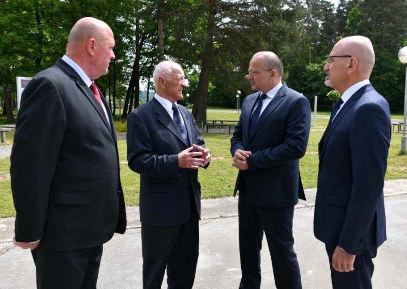 Milanovićev izaslanik položio vijenac za žrtve poraća na groblju Dobrava