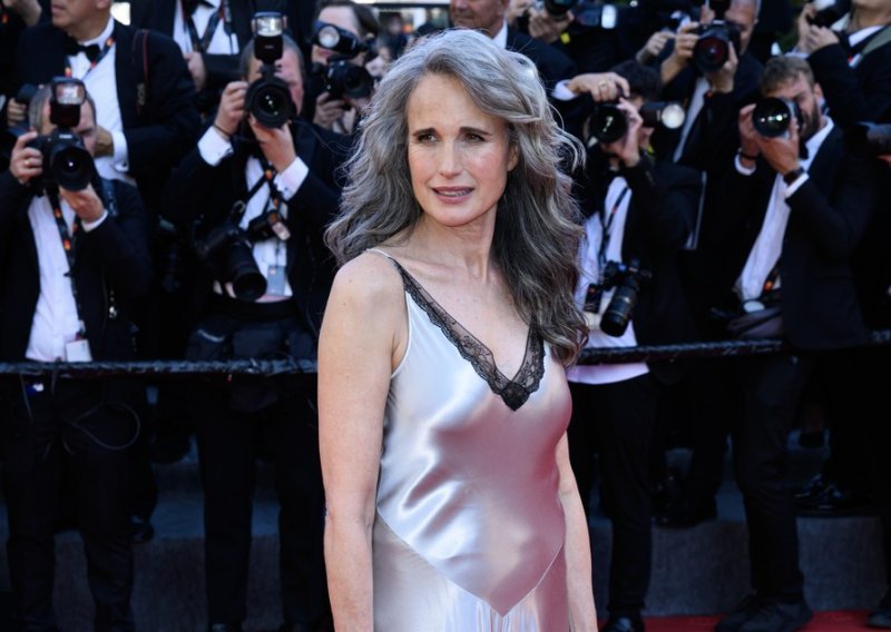 Klasik iz 90-ih: Andie MacDowell očarala u haljini koja ne trpi nesavršenosti