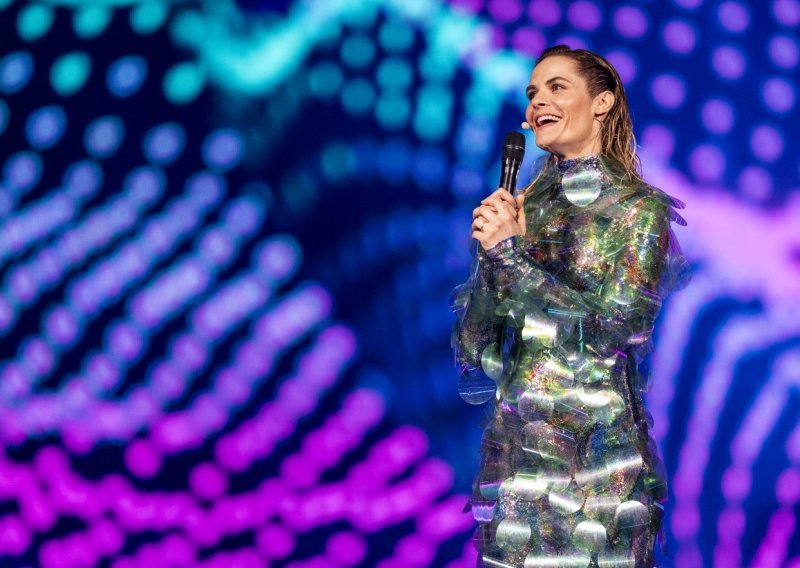 Stajling voditeljice Eurosonga svima je zapeo za oko