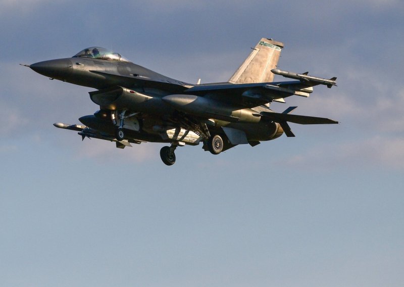 Srušio se ukrajinski F-16: Došlo je do incidenta u borbenom avionu, pilot se katapultirao