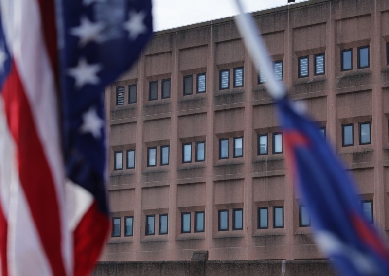 Deset zatvorenika, uključujući optužene ubojice, pobjeglo iz zatvora