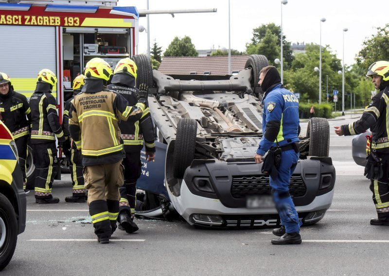 Sudar u središtu Zagreba; jedan automobil završio na krovu
