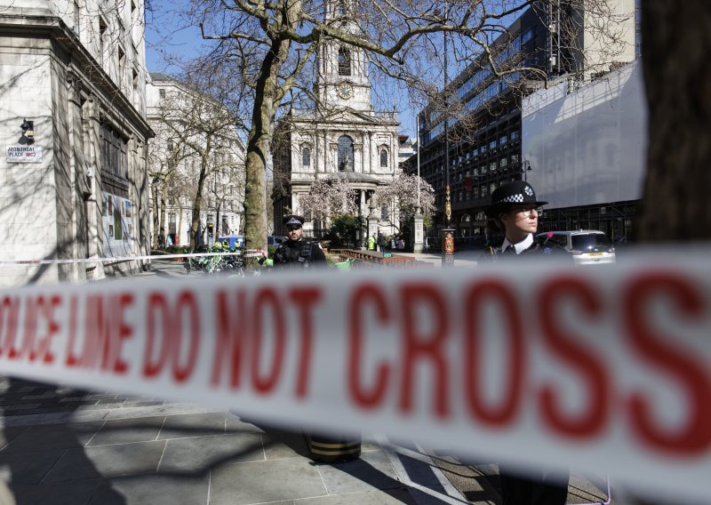Napad nožem u Londonu, napadač pet osoba izbo na zabavi, policija ga traži