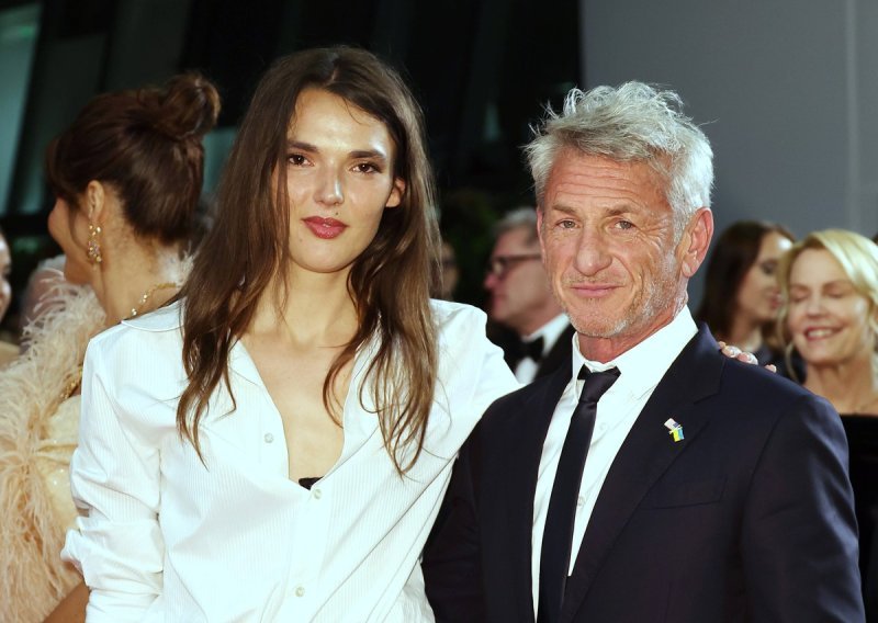 Sean Penn ukrao pozornost u društvu 34 godine mlađe djevojke
