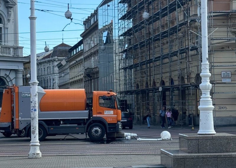 Kamion Čistoće 'počistio' i rasvjetni stup na Trgu bana Jelačića