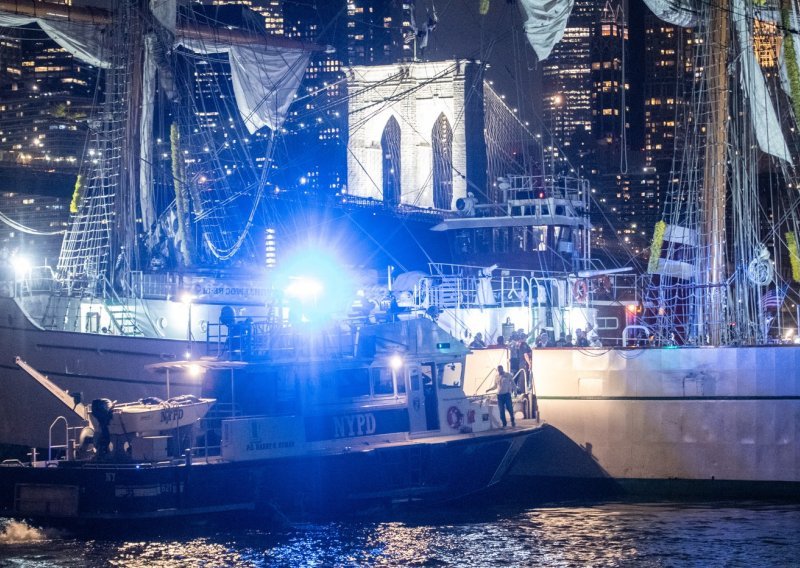 Brod meksičke mornarice udario u Brooklyn bridge: Jarboli zapeli za most