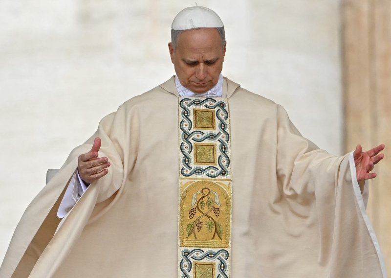 Papa Lav XIV. na misi je prekršio tradiciju kako bi se približio većem broju vjernika