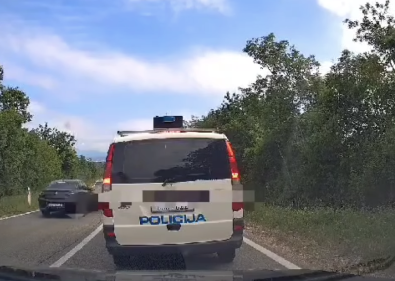 VIDEO: Pretjecao kolonu vozila pa projurio kraj policijskog kombija. Nije dobro prošao