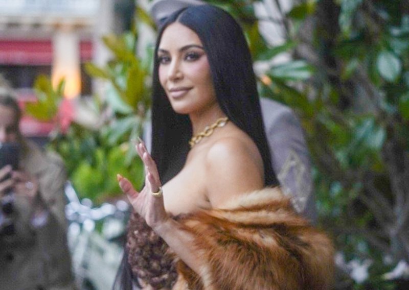Kim Kardashian nosi top od 8.600 dolara koji izgleda kao kovrčava kosa