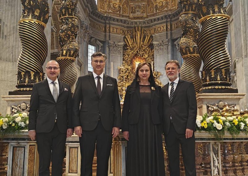 Na papinoj misi bili su i Plenković, Grlić-Radman i Jandroković koji je poveo suprugu