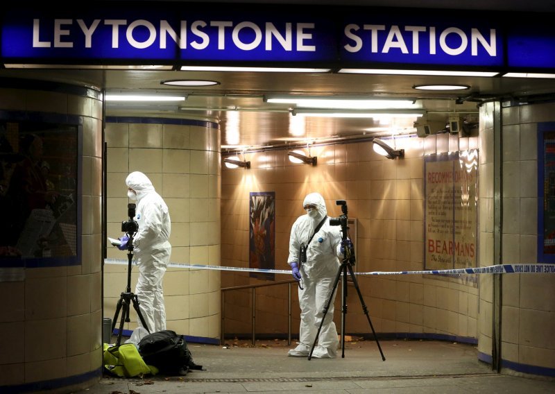 Nožem na putnike podzemne u Londonu uz povike 'To je za Siriju'