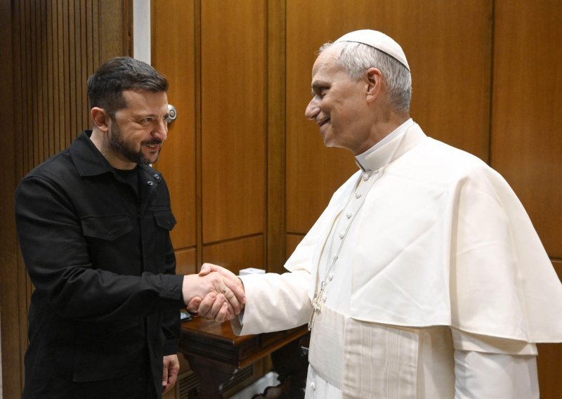 Ovo je razlog zašto Zelenski nije nosio odijelo na Papinoj inauguraciji