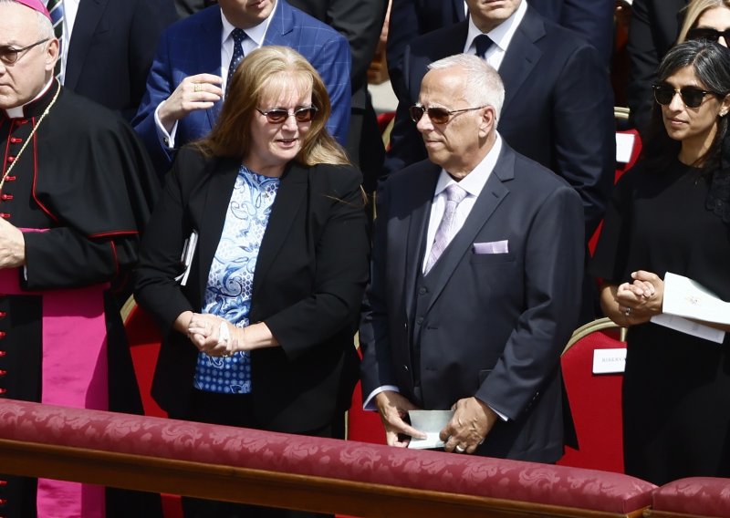 Dirljiv trenutak u Vatikanu: Papa Lav u emotivnom zagrljaju sa svojim najstarijim bratom