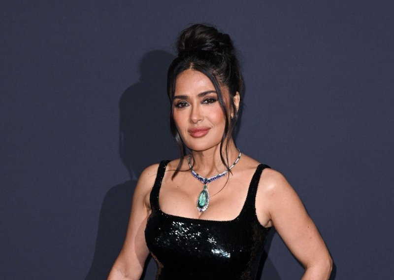 Salma Hayek otkrila kako prikriva sijede: Ovo svaka žena ima u svojoj kupaonici