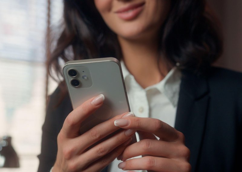 Prozirni mobitel zasad ipak još nije stvarnost