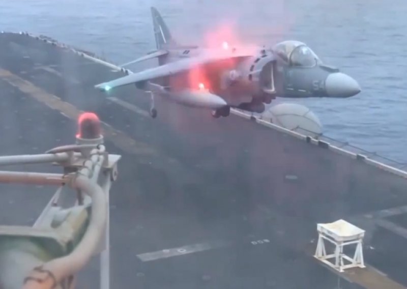 Harrieru otkazao stajni trap; pilot sletio na stolicu!